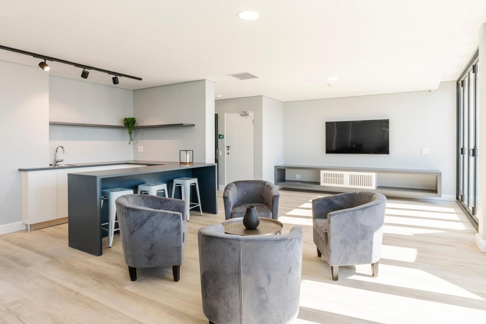 Apartment 1onalbert 2 Bed Parking